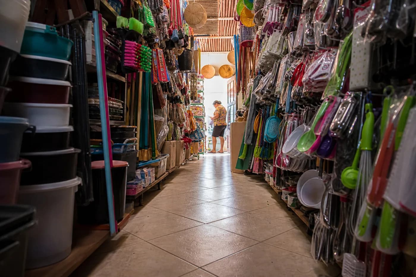 Corredor de loja de variedades com produtos coloridos
